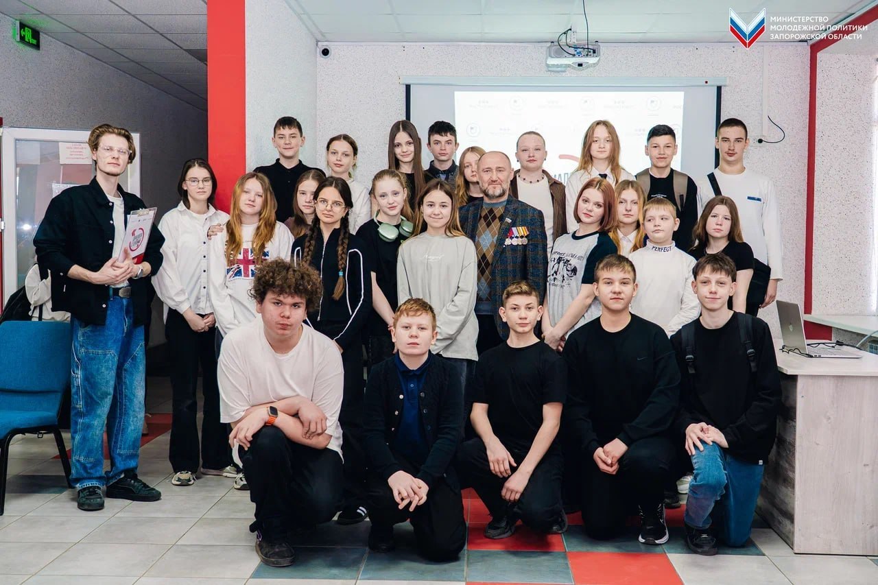 В школе №8 прошла встреча школьников с депутатом Законодательного собрания региона, ветераном специальной военной операции Сергеем Юрченко