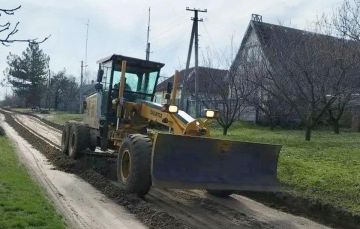 В запорожских селах продолжают выравнивание дорог на улицах