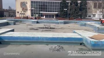 На Площади Победы в Мелитополе ведутся работы по реконструкции фонтана