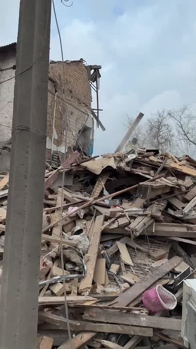 В Васильевке школа и детский сад оказались рядом с домом, повреждённым в результате удара