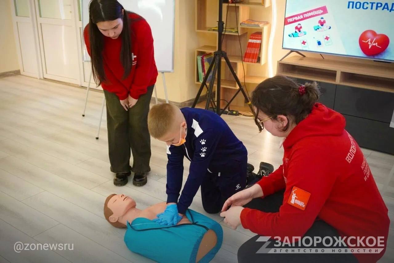 Молодежь провела для жителей Мелитополя мастер-класс по тактической медицине