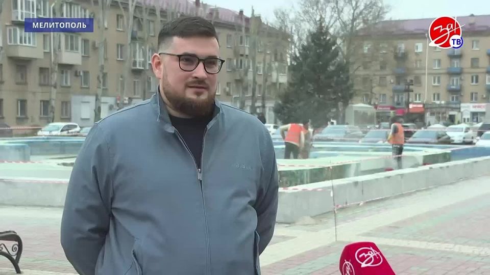 На площади Победы в Мелитополе продолжается реконструкция фонтана - на объекте идут активные работы, строители снимают старое покрытие с помощью специальной техники и инструментов