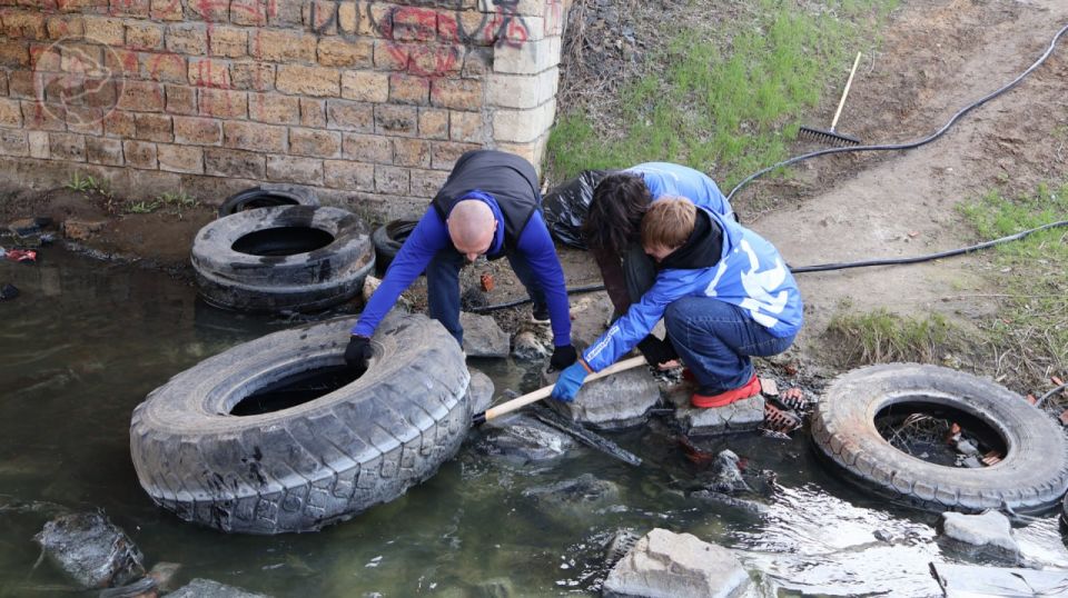 Активисты Единой России и МГЕР очистили ручей в Мелитополе в рамках акции «Антипаводок»