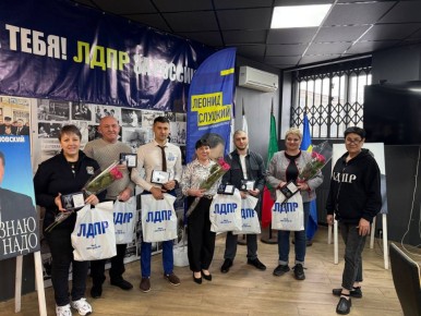 По поручению Леонида Слуцкого: Светлана Третьяк вручила медали «за помощь СВО» активным членам партии