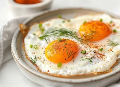 Холин, содержащийся в желтках куриных яиц, играет важную роль в работе нервной системы и может способствовать улучшению когнитивных функций у пожилых людей