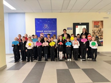 Сотрудники Госавтоинспекции проводят для учащихся начальных классов мастер-классы «Засветись ради жизни - сделай фликер!»