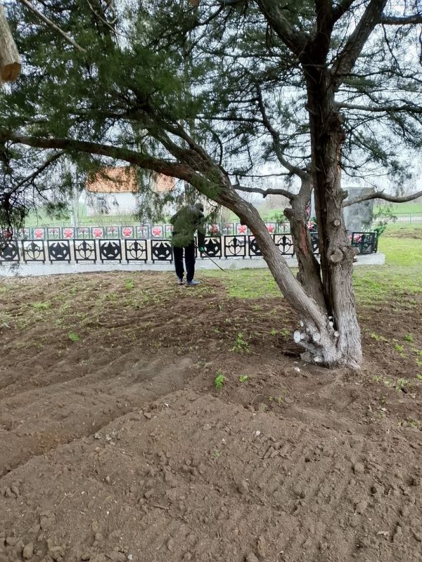 Наш общий долг — помнить!. Сотрудники МБУ «Жилсервис» провели плановые работы по уборке и благоустройству территории памятника героям Великой Отечественной войны в селе Астраханка