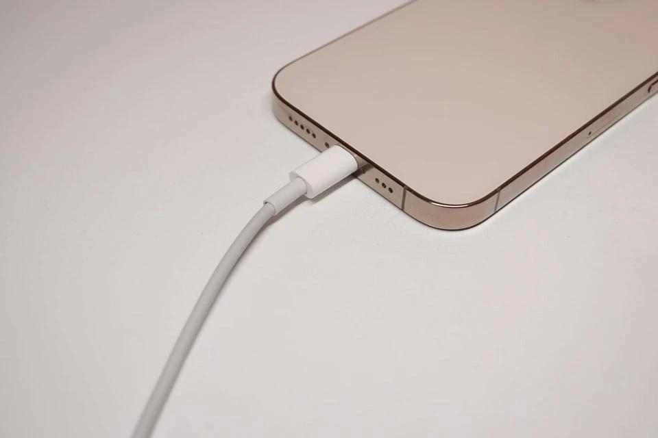 В Мелитополе во время отключений можно зарядить телефон в штабе «Единой России»