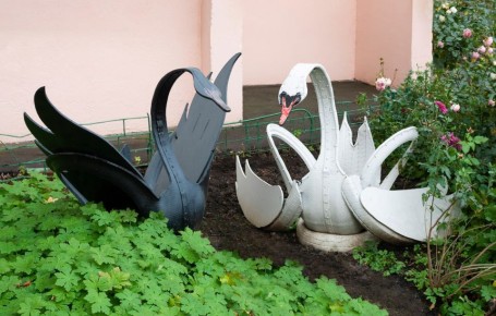 Россиянам напомнили, что использование старых покрышек для украшения клумб у жилых домов может повлечь штраф