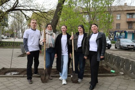 Живая память: Молодёжный совет по культуре высаживает аллею героев