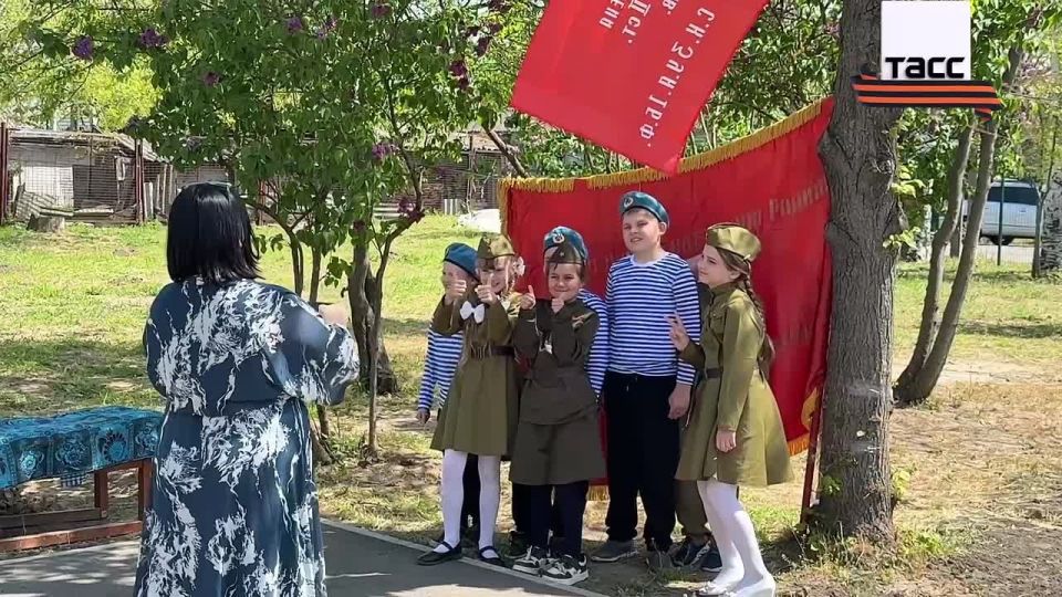 Детский парад Победы школьников в форме красноармейцев и краснофлотцев прошел на Запорожье