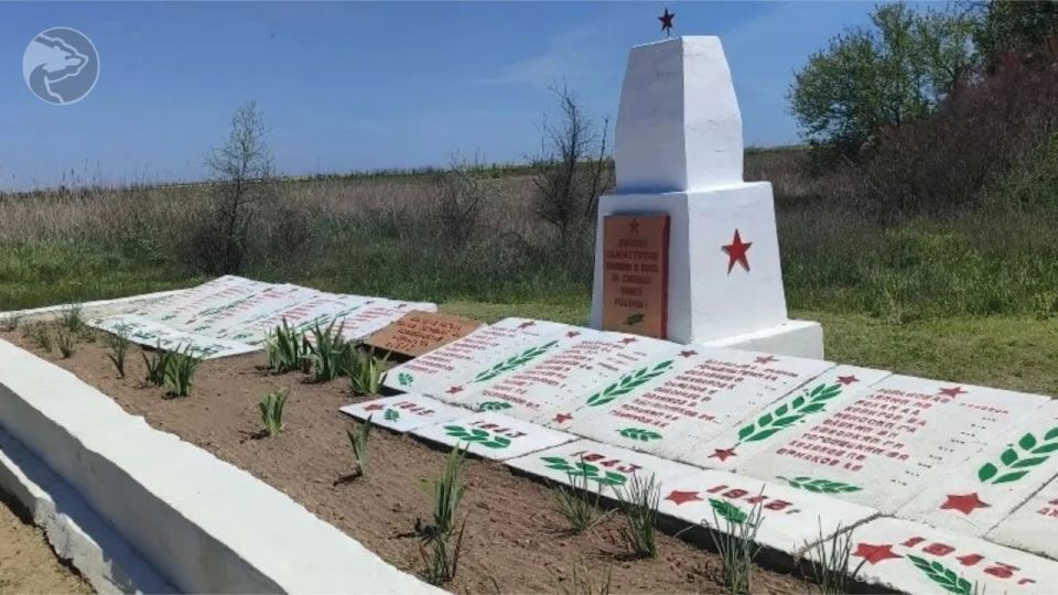 Единая Россия привела в порядок памятники и братские могилы в Акимовском муниципальном округе перед Днем Победы