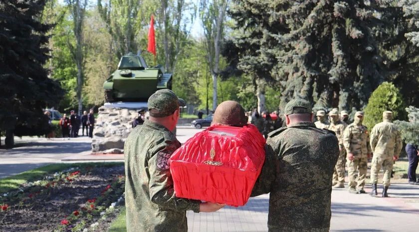 Жители Запорожской области простились с останками бойцов, освобождавших Мелитополь