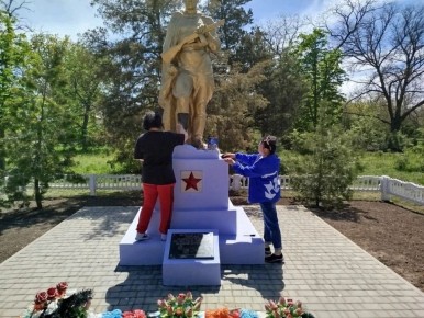 Доброе дело ко Дню Победы. В преддверии Дня Победы сотрудники клуба досуга села Светлодолинское совместно с сотрудниками МБУ «Жилсервис» провели уборку территории памятников