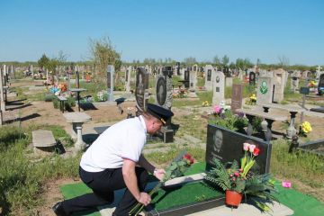 Сотрудники полиции УМВД «Мелитопольское» возложили цветы к могиле ветерана Великой Отечественной войны в знак благодарности, уважения и вечной памяти