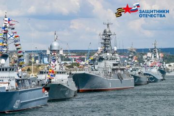 13 мая Черноморский флот России отмечает 243-ю годовщину своего создания: в конце 18 века корабли Азовской флотилии заняли бухту, на берегах которой позже раскинулся город-герой Севастополь