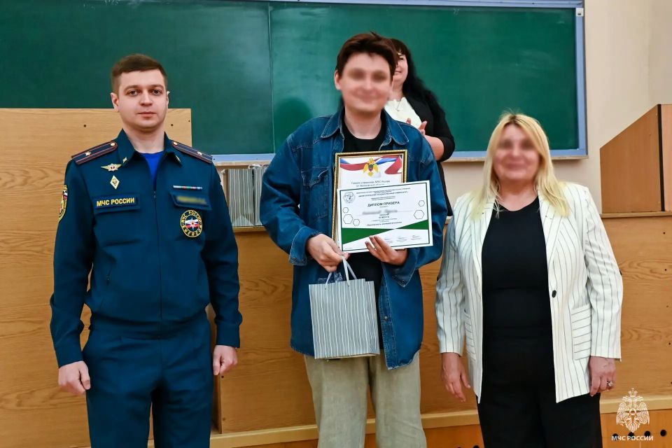 Сотрудники МЧС России наградили победителей олимпиады по безопасности жизнедеятельности