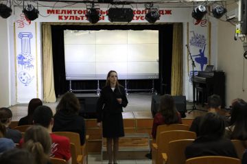 Сотрудники Госавтоинспекции Управления МВД России "Мелитопольское" провели «Краш-курс» для студентов ГБПОУ «Мелитопольский колледж культуры и искусств"