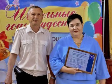 Сотрудники Госавтоинспекции города Мелитополя приняли участие в праздничном школьном мероприятии «Последний звонок»