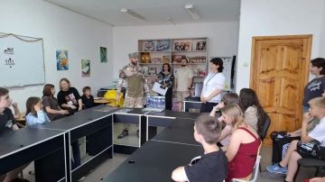 Кадровый центр по городу Бердянску и Бердянскому району при поддержке Комплексного центра социального обслуживания населения в рамках работы Молодежного клуба «Ты в Центре» провел профориентационное мероприятие для...