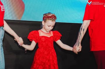 Все народы — одна страна. Молодёжь приняла участие в акции «Хоровод единства» ко Дню России В рамках Года единства народов России и ко Дню России в Мелитополе прошла акция «Хоровод единства»
