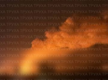 Ночью был нанесён удар по г.Запорожье. Над поражённым объектом врага поднимались гигантские клубы огня и дыма