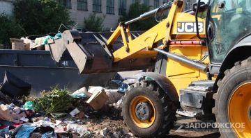 Коммунальщики убрали около 20 кубометров мусора на стихийной свалке в Мелитополе