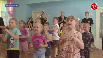 В преддверии семейного праздника активисты движения «Юг Молодой» устроили танцевальный флешмоб для воспитанников мелитопольского детского сада №44 «Радуга»