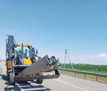 Работы по демонтажу и установке барьерного ограждения продолжаются на направлении Акимовка — Кирилловка