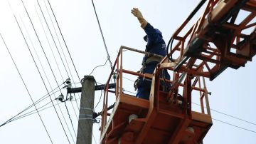 Работы по восстановлению сетей электроснабжения продолжаются