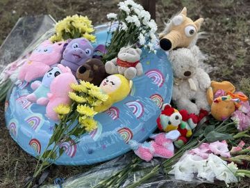 Стихийный мемориал погибшим в результате удара ВСУ в запорожской Кирилловке