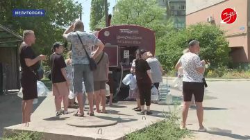 Несмотря на постоянные атаки со стороны киевского режима предприятие «Вода Запорожье» регулярно подвозит питьевую воду жителям региона