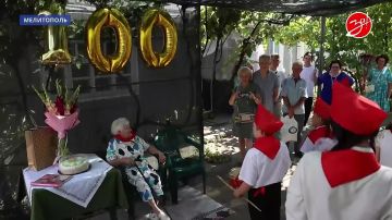 Депутаты Мелитопольского городского совета поздравили со 100-летним юбилеем ветерана Великой Отечественной войны Нину Васильевну Богатырёву