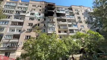Видео с места ударов ВСУ по многоквартирному дому и зданию регионального отделения партии "Единая Россия" в Мелитополе
