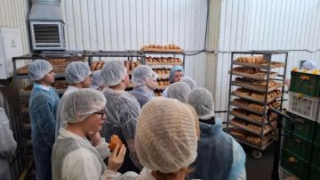 С пылу с жару: школьники Бердянска побывали на хлебокомбинате