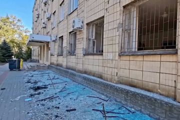В Мелитополе в результате атаки БПЛА ВСУ было повреждено здание министерства АПК, сообщает канал "Никванта"
