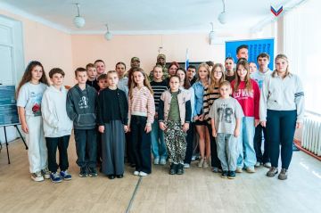 Тематическая выставка «Zа наших. Zа Президента» открылась в Мелитопольской школе №11