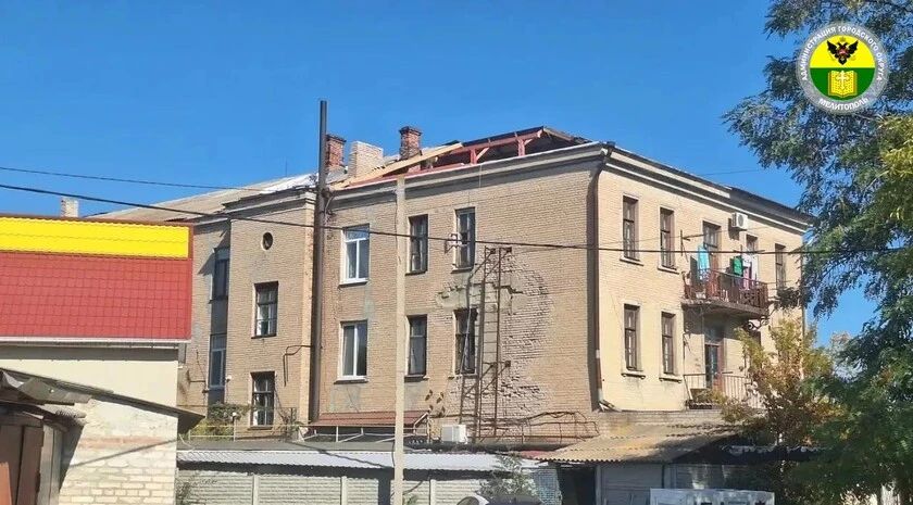 Шефы из Архангельска начали ремонт кровли двух домов в Мелитополе