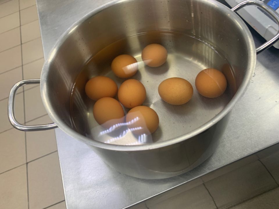 Как быстро и просто очистить вареные яйца: эффективный метод без усилий